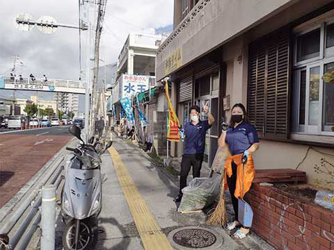 サンサン通りでのミニボランティア早朝の掃除